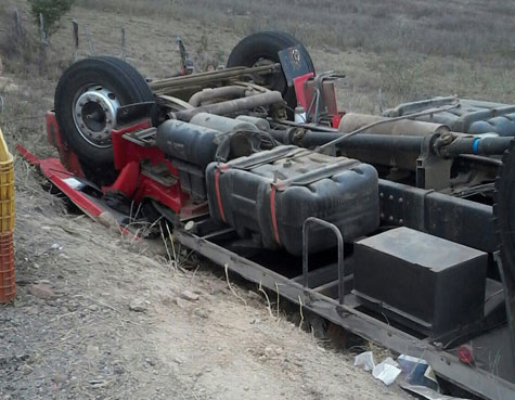 Tanhaçu: Caminhão com maracujá tomba na BA-407