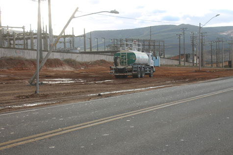 Brumado: Caminhão do PAC derruba poste e placa em obra na BA-262