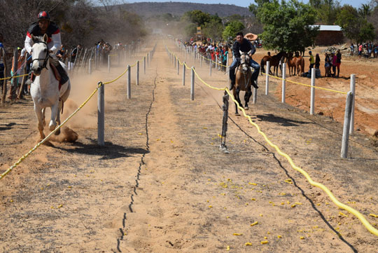 Brumado: Retorno da tradicional corrida de cavalo leva grande público ao Campo Seco