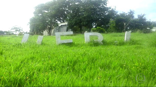 Afundada em dívidas, Uerj é tomada por mato em São Gonçalo