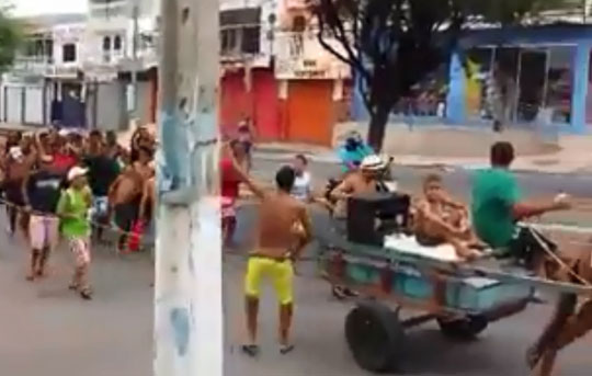 Sem carnaval, brumadenses improvisam folia com 'carroça elétrica'