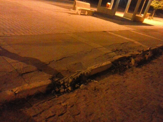 Brumado: Carreta danifica calçada na Praça Wenceslau Araújo