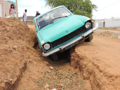 Brumado: Motorista tenta desviar de buraco e carro cai em vala