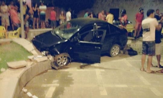 Carro desgovernado invade praça próximo à prefeitura em Brumado