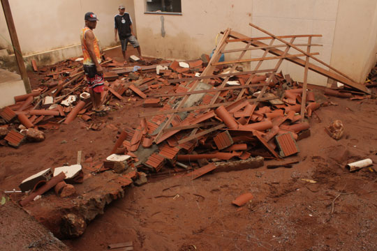 Chuva de 56 milímetros invade residências e deixa ruas esburacadas em Brumado