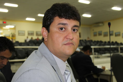 Castilho critica obras da Fifa e da Fiol questionando demissões em massa em Brumado