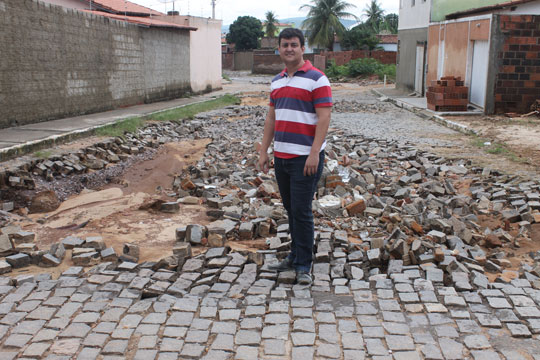 'Enquanto tem político que defende a Embasa, o povo de Brumado é quem sofre', diz Castilho Viana
