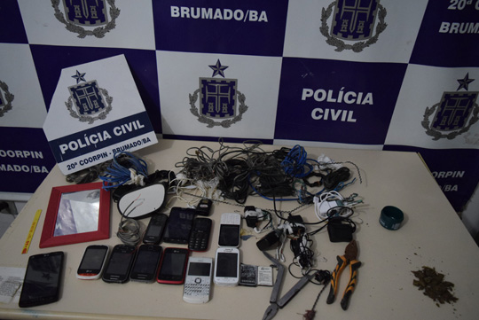 Em nova vistoria, polícia retira celulares, alicates e fios para gato de energia da cadeia de Brumado