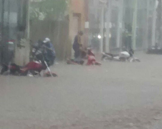 Forte chuva alaga ruas e causa estragos no centro de Caculé 
