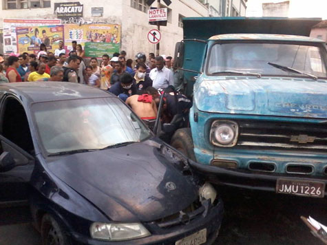 Brumado: Homem colide o carro e, ao tentar fugir, provoca novo acidente