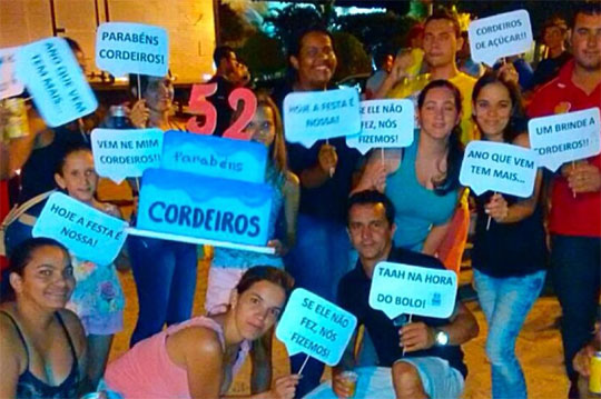 Cordeiros: Jovens desfilam com bolo em protesto pela falta de festa no aniversário de 52 anos da cidade