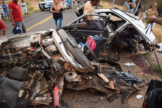 Brumado: Pais da criança que morreu em colisão entre carro e caminhão presenciaram o acidente