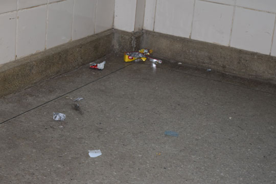 Sem faxineiras, lixo toma conta das dependências da 20ª Coorpin e da delegacia de Brumado