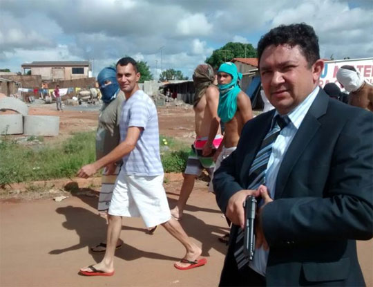 Goiás: Sem gasolina, delegado transfere presos de delegacia para cadeia a pé