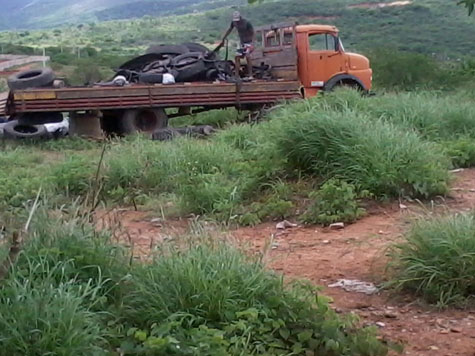 Brumado: Internauta flagra despejo irregular de pneus próximo ao campus do IFBA