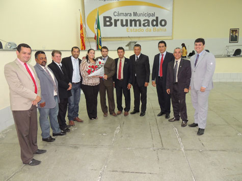 Brumado: Liu Vasconcelos recebe flores em homenagem ao Dia da Mulher na Câmara Municipal