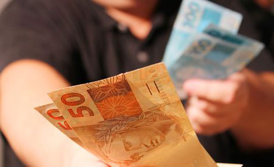 Pesquisa diz que número de endividados e inadimplentes cai em novembro