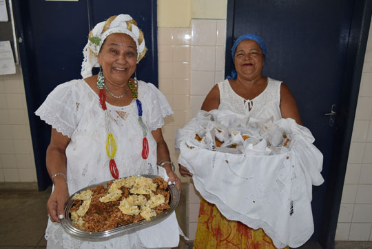Servindo acarajé, baiana prega paz e renovação aos presos de Brumado