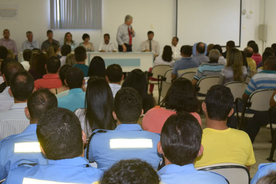 Brumado: Eduardo Vasconcelos faz primeira reunião de trabalho com servidores