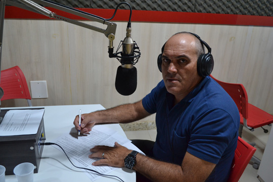 Radialista brumadense Emanoel Fernandes vira ícone em Livramento de Nossa Senhora