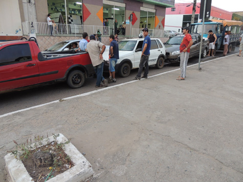 Brumado: Quatro carros se envolvem em engavetamento na Avenida Centenário