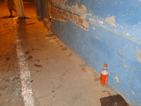 Brumado: Beneficiários do Bolsa Família marcam fila com pedras e pagam até R$ 30 por lugar