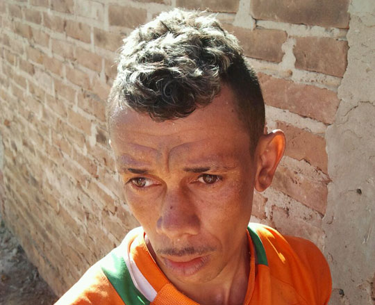 Polícia recaptura fugitivo da delegacia trabalhando como ajudante de pedreiro em Brumado