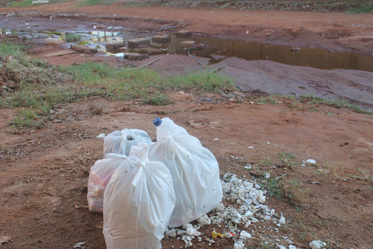 Brumado: Fossas encharcadas ameaçam explodir e rua interditada provoca mais reclamações