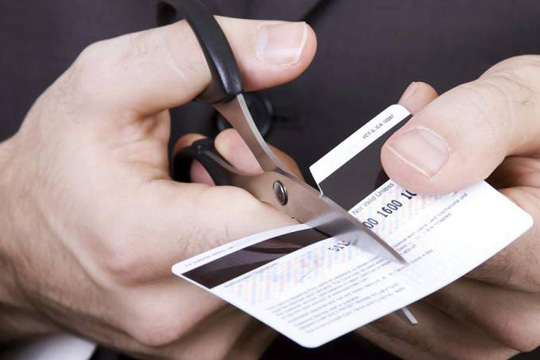 Juros do cartão de crédito já se aproximam de 500% ao ano