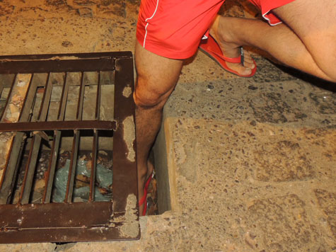 Brumado: Homem fica com perna presa em boca de lobo ao empurrar carro