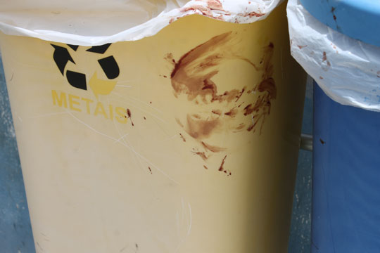 Brumado: Homem surta e quebra porta do Hospital Magalhães Neto