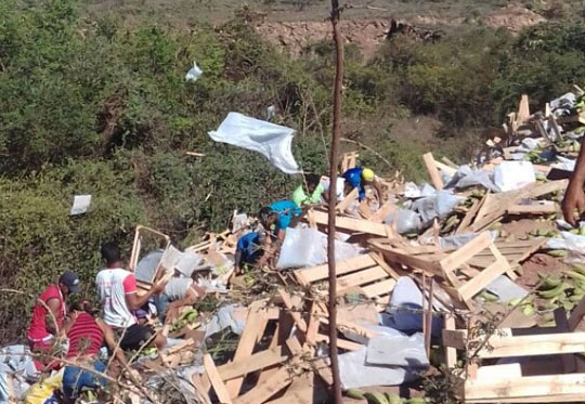 Igaporã: Caminhão carregado com bananas tomba em trecho perigoso na BR-430