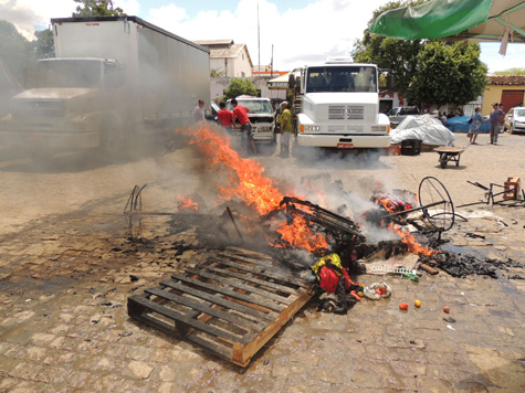 Brumado: Barraca de antiquários pega fogo no Mercado Municipal