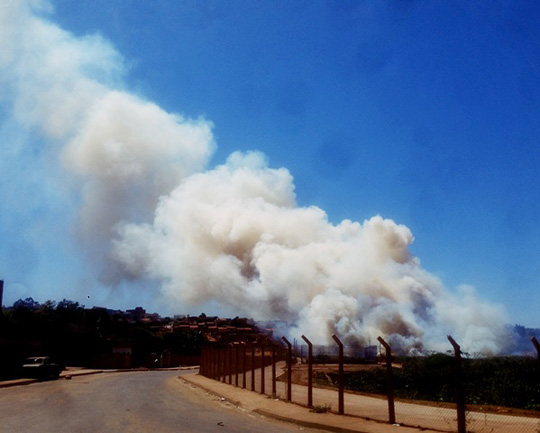 Caetité: Incêndio criminoso toma conta da vegetação do Parque Deputado Paulo Jackson
