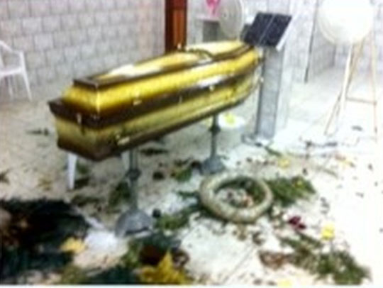 Minas Gerais: Dupla armada invade velório, atira e coloca fogo em caixão