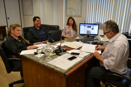 Lagoa Real: Na Serin, deputada e prefeito buscam benefícios para o município