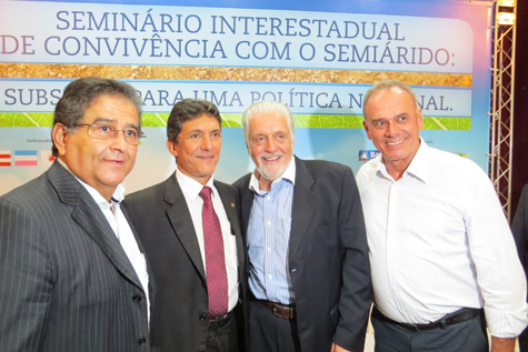 Wagner assina ordem de serviço para obras em Brumado