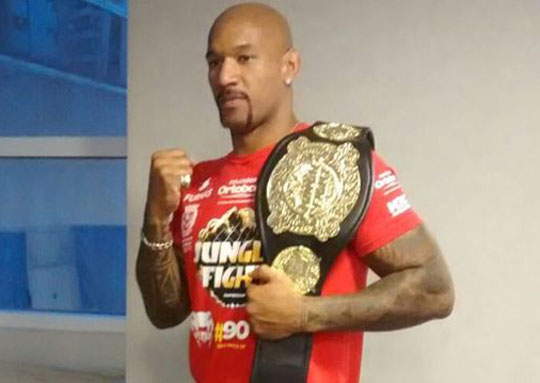 Brumadense João Izidoro conquista cinturão latino americano do MMA