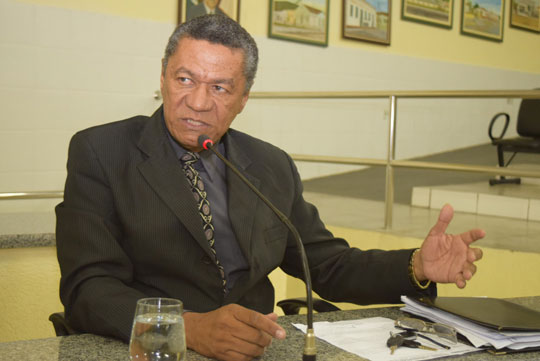 'Eleitores de Brumado estariam sendo seduzidos para votar em outros municípios', denuncia vereador