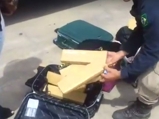 Jovem de 19 anos é presa com 25 Kg de maconha em ônibus