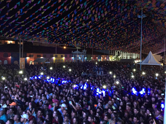 Mais de 30 mil pessoas curtiram Leonardo na abertura do São João de Caculé