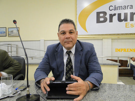 Brumado: Ex-vereador Léo Vasconcelos capota carro na estrada de Ubiraçaba