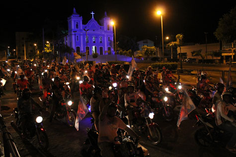 Eleições 2014: Luciano Ribeiro arrastou um rio de pessoas em caminhada pelas ruas de Brumado