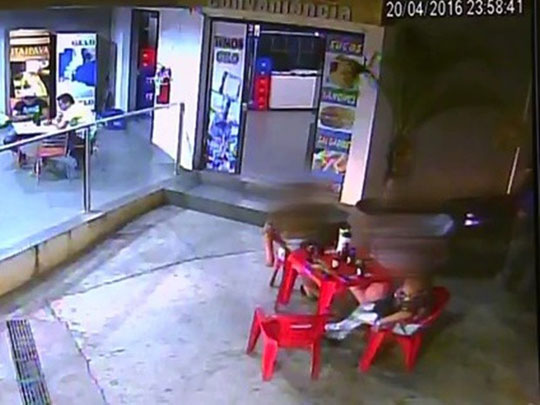 Mãe bebe em posto após jogar filho recém-nascido em lixo de banheiro