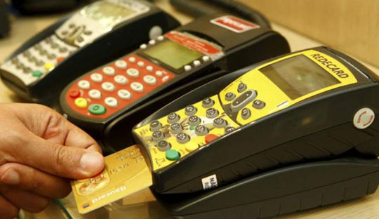 Com juro recorde, dívida com rotativo do cartão de crédito dispara no Brasil