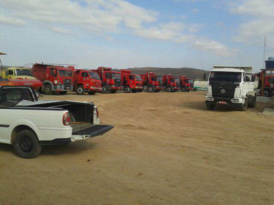 Com salários atrasados, operários param obras de recuperação da BR-030 entre Brumado e Tanhaçu