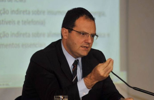 Ministro diz que inflação só atingirá centro da meta em 2017