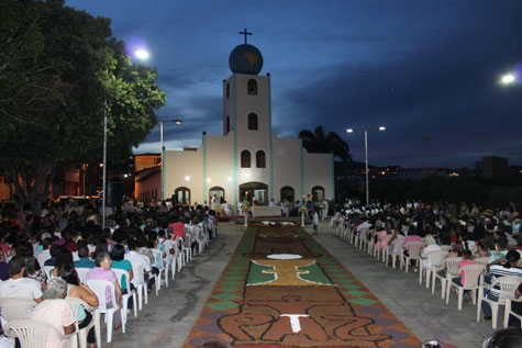Procissão e missa campal marcam a celebração do Corpus Christi em Brumado