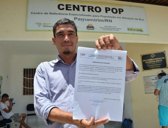 Morador de rua passa em 2º lugar em curso de universidade federal no Rio Grande do Norte