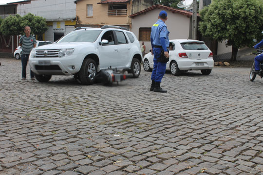 Brumado: Moto vai parar debaixo de carro em colisão na Praça dos Trabalhadores